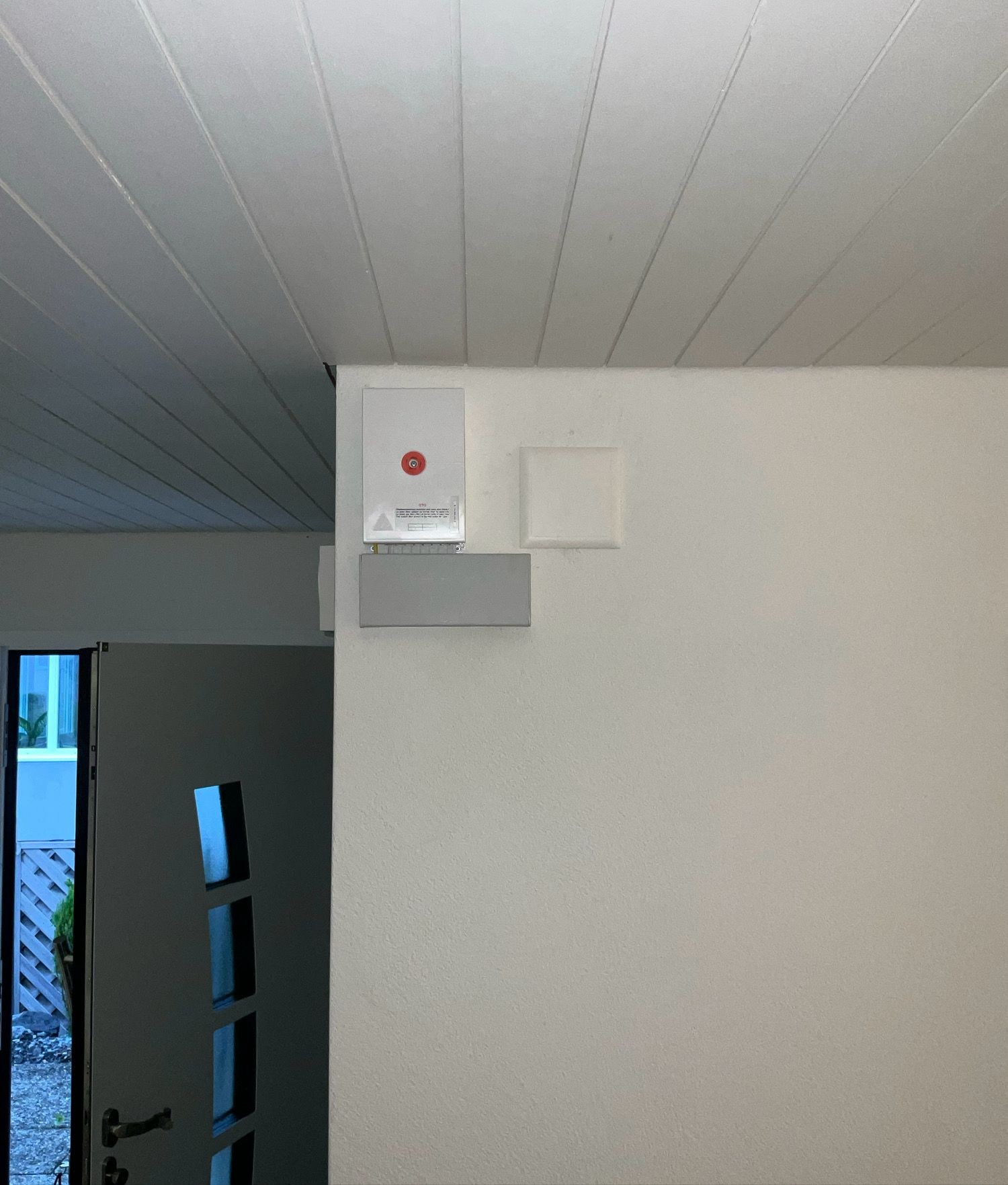 Montage eines Verteilpunkts für eine zuverlässige und sichere Datenübertragung im Gebäude.