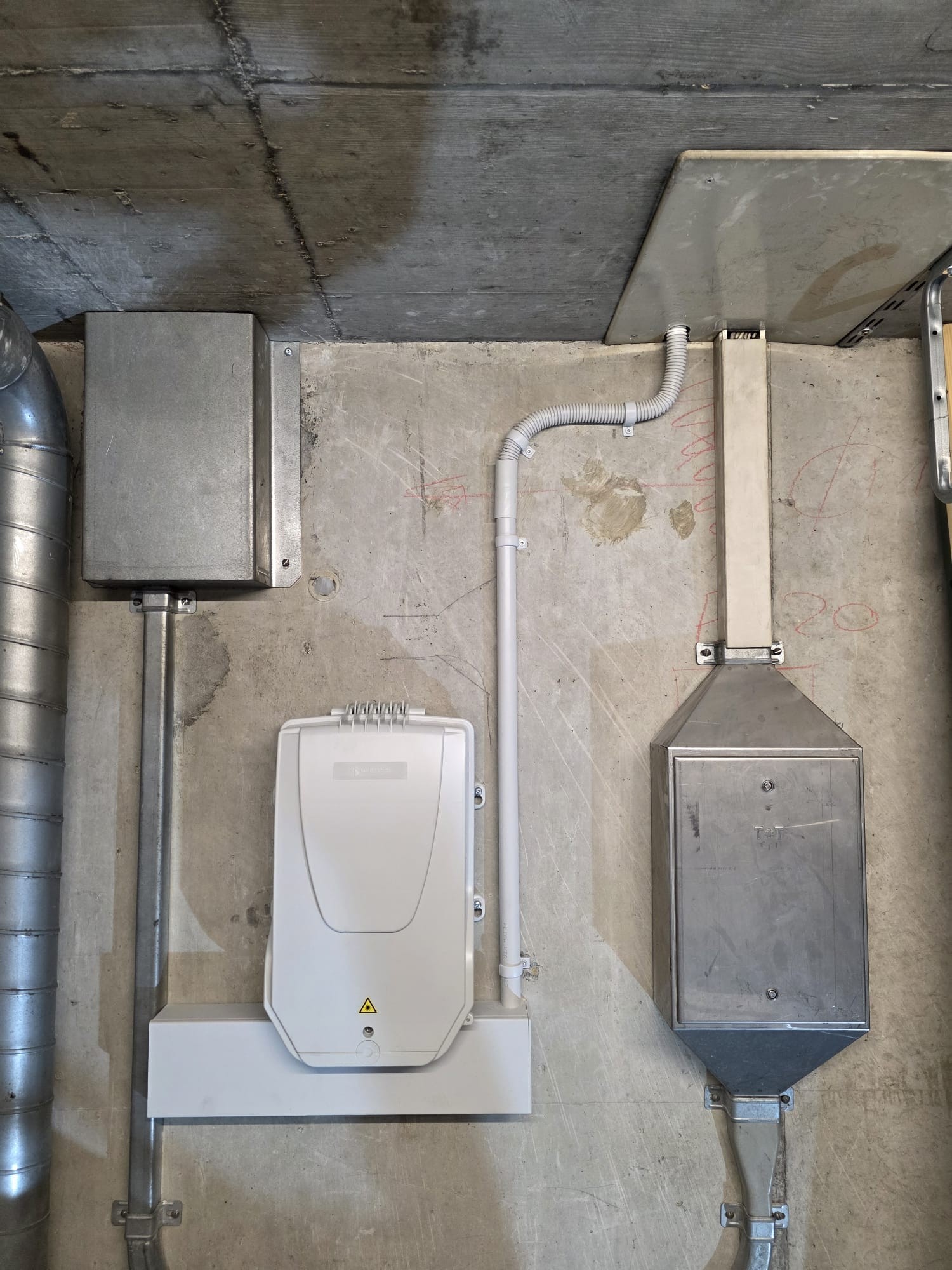 Professionelle Montage von Glasfaserkomponenten und Schutzkanälen für moderne FTTH-Netze.