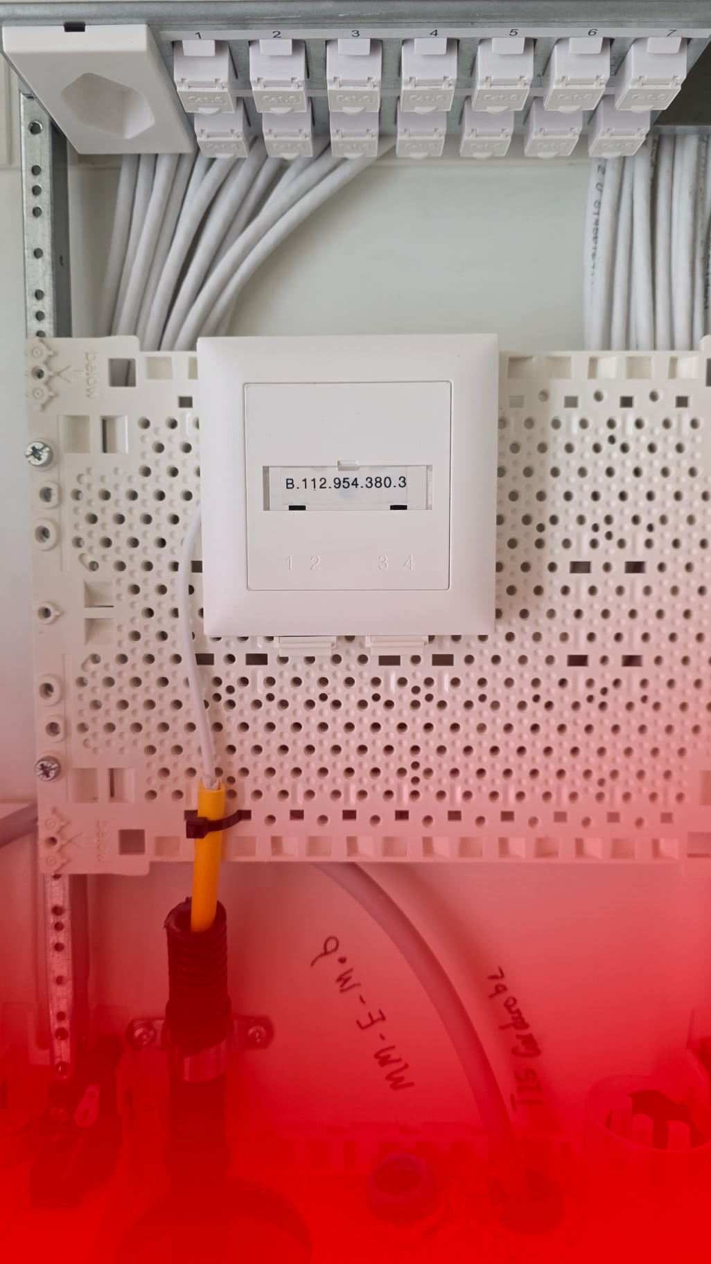 Präzise Installation einer OTO-Dose für stabile und leistungsstarke Glasfaserverbindungen.
